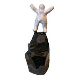 Keramik skulptur "På toppen". Fin lille håndlavet figur til pynt eller gave, højde 15 cm.