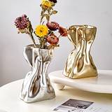 guld og sølv plisseret harpiks vase - elegant boligindretning accent med overflade forgyldt i guld og sølv blad - perfekt til bordplade display Lightinthebox