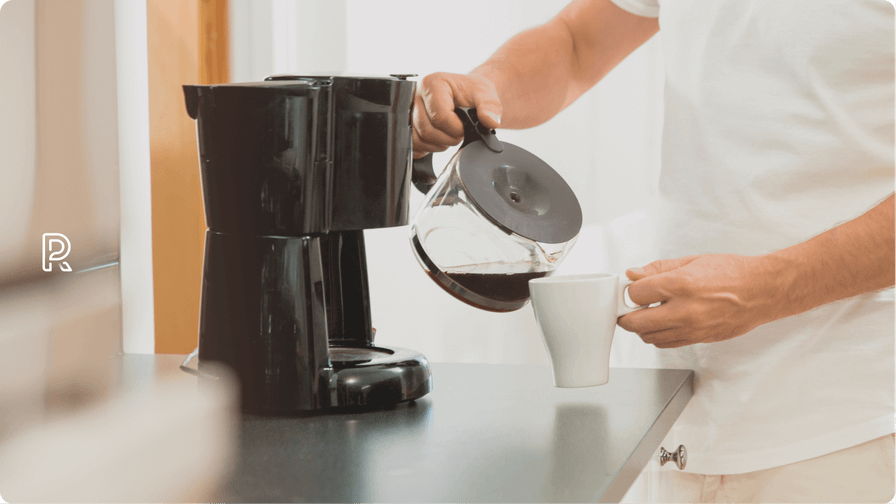 Billede af kaffe, der skænkes direkte fra kaffemaskinen – sådan vælger du den bedste