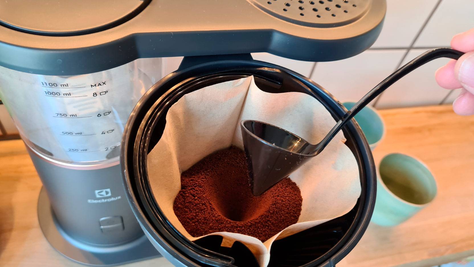 Billede af aroma-skeen, der laver en fordybning i kaffen i filteret på Electrolux Explore 7 kaffemaskinen