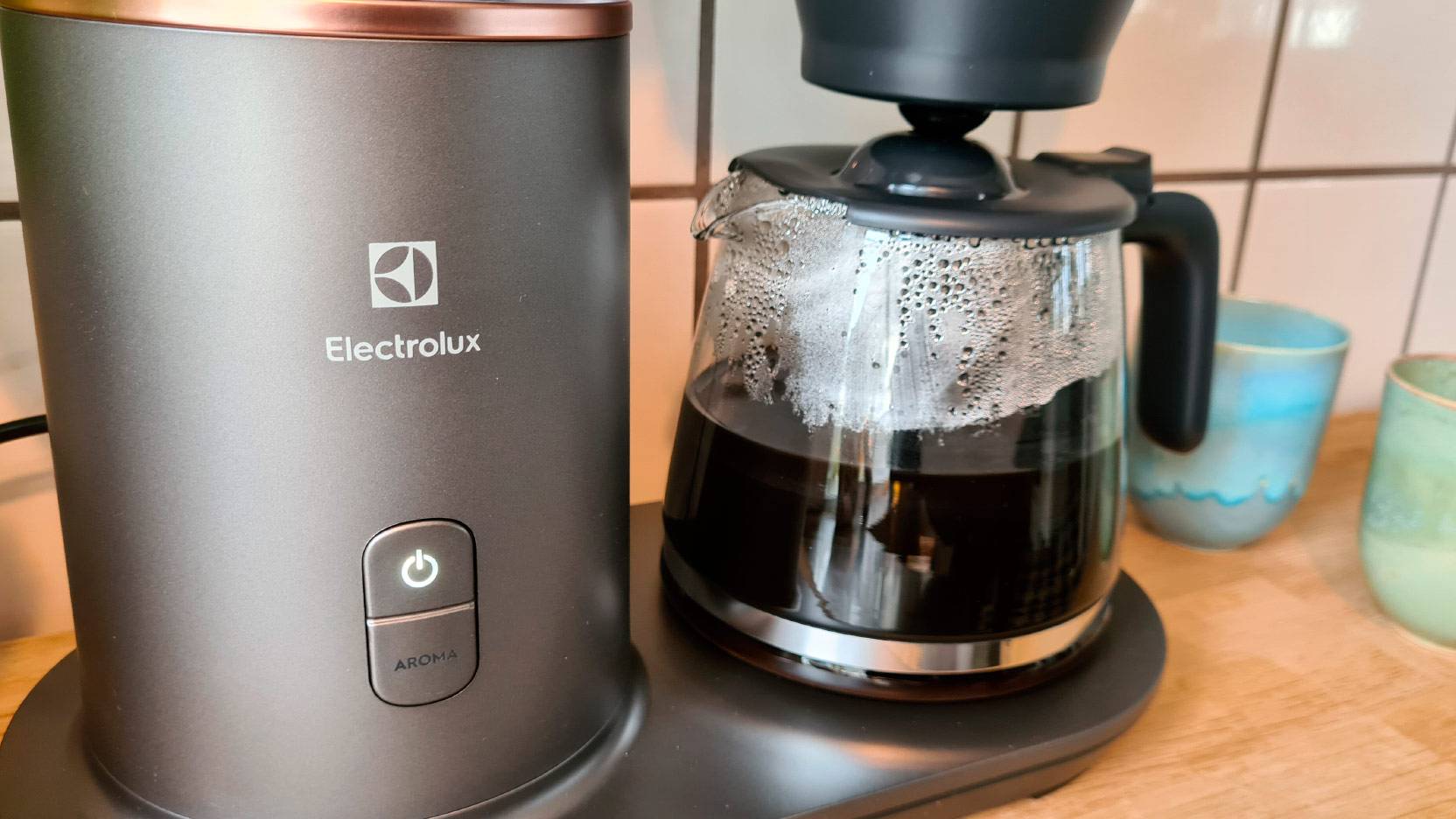 Billede af tænd og sluk knappen samt aromaknappen på Electrolux Explore 7 kaffemaskinen
