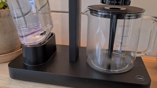 Bevægelig GIF viser vandbeholderen, der sættes på plads i kaffemaskinen