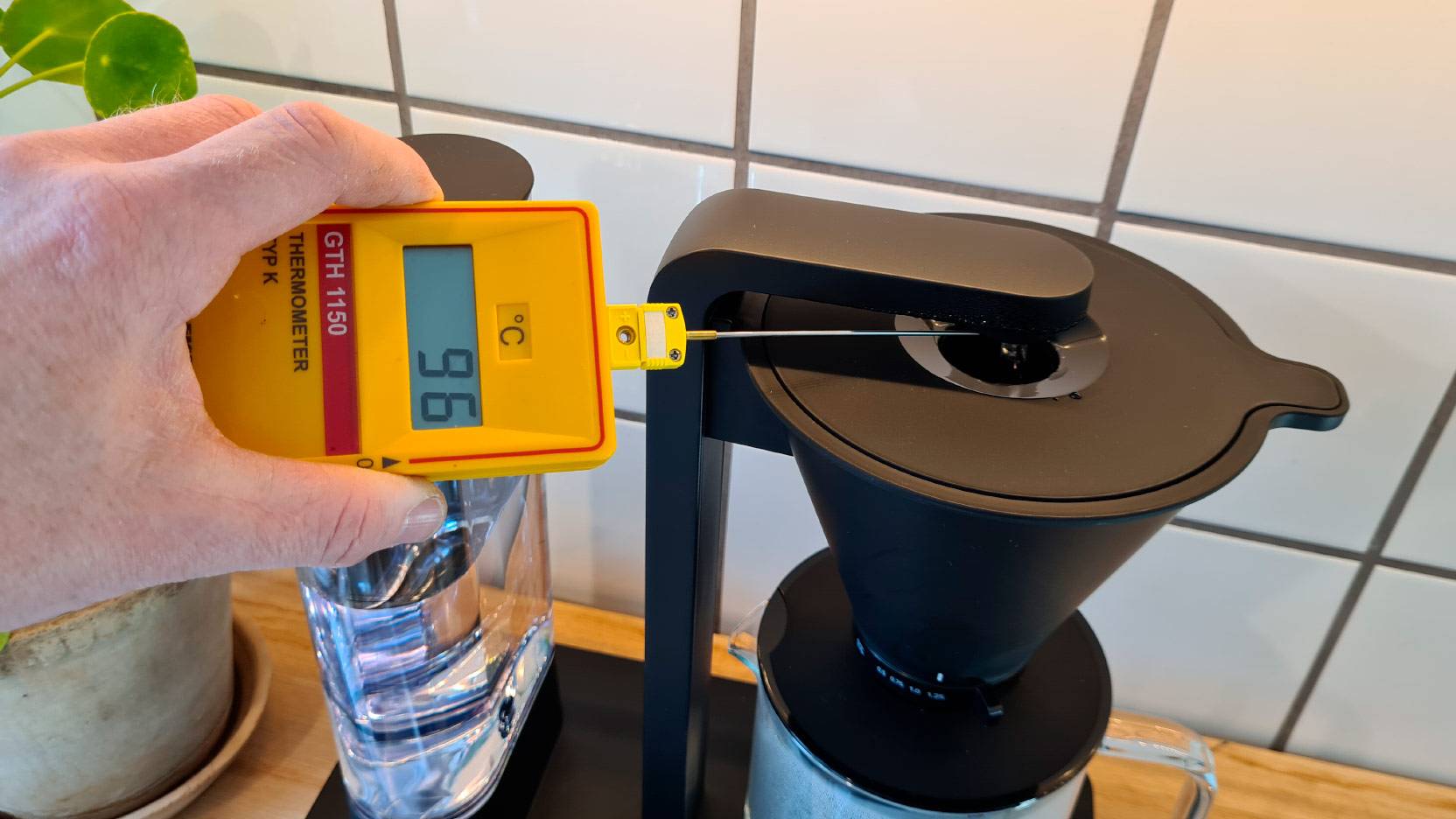 Billede af måling af bryggetemperatur på Wilfa's kaffemaskine Svart Performace
