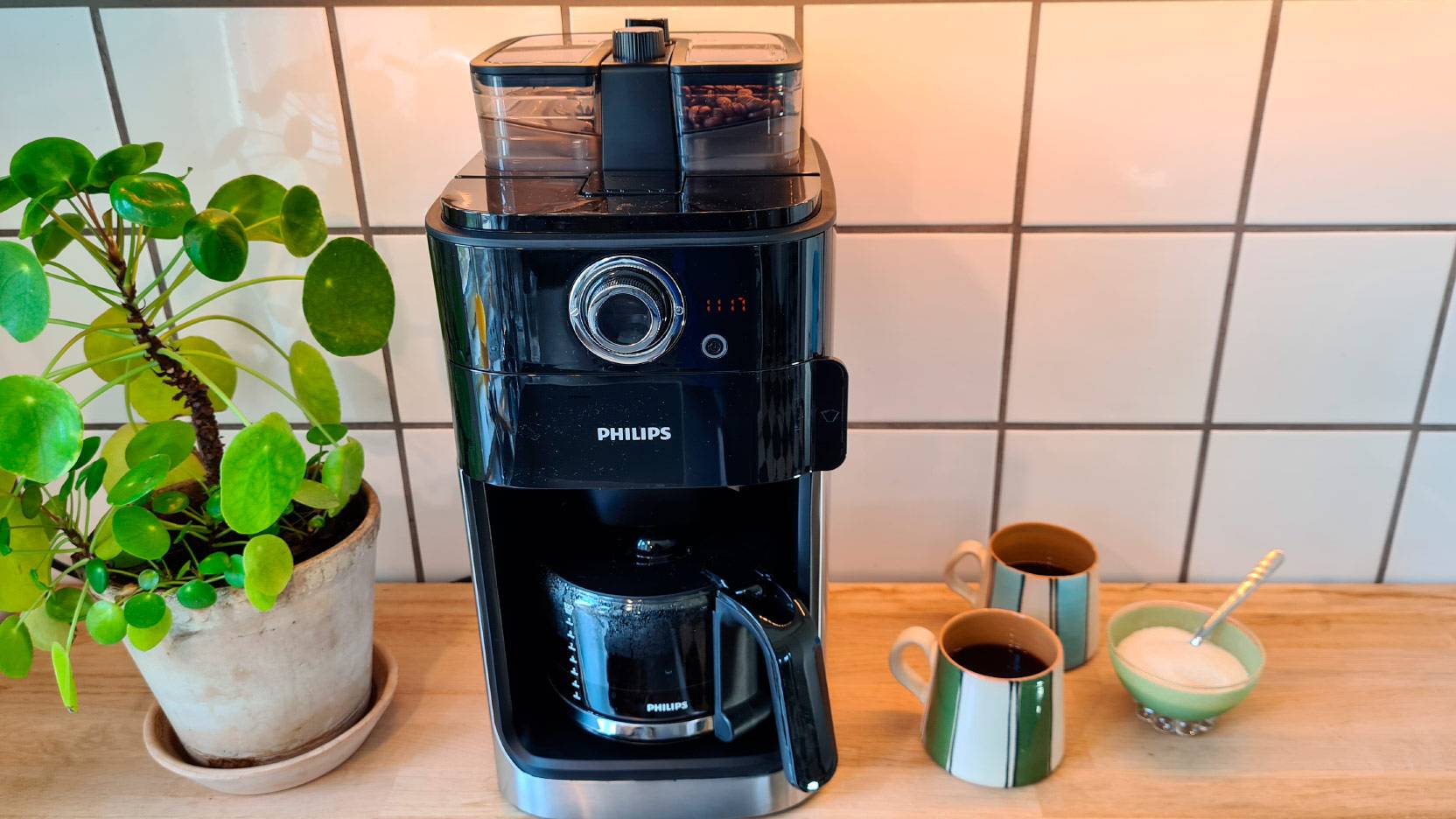 Billede af Philips Grind and Brew HD7769 kaffemaskine med todelt beholder til hele kaffebønner