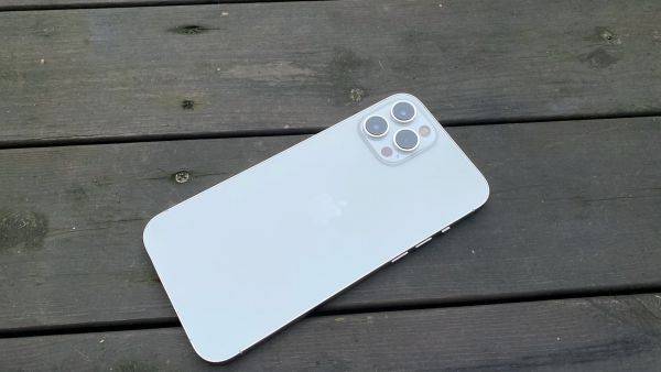 Billede af bagsiden af Apple iPhone 12 Pro Max, især med fokus på kameraet