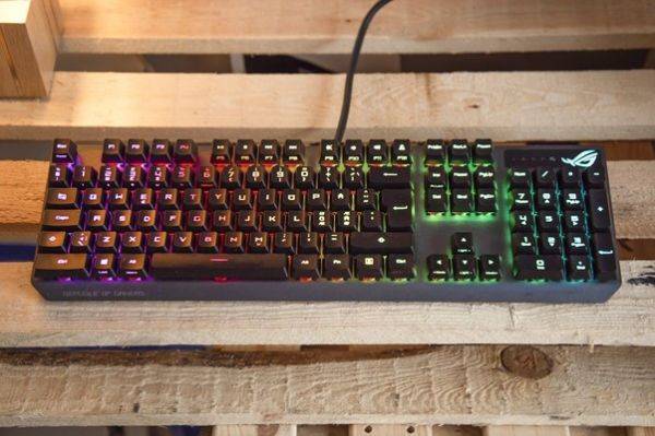 Billede fra test af gaming keyboard Asus Strix Scope RX med fuld RBG-belysning