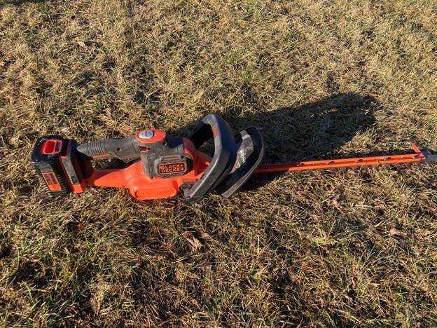 Billede fra test af hækkeklipper Black & Decker BCHTS3625L1 liggende på græsplænen 