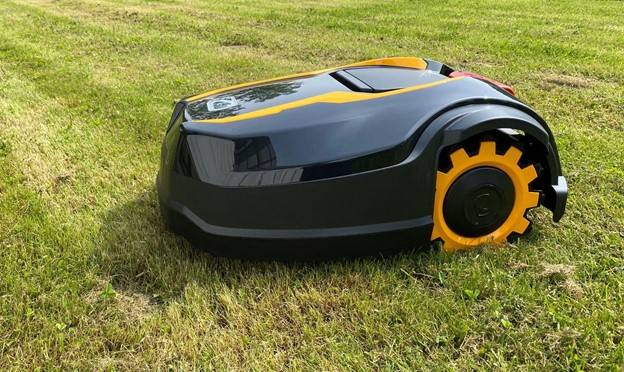 Billede fra test af robotplæneklipper Cub Cadet XR5 1000 - på græs