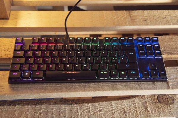 Billede fra test af gaming keyboard Deltaco GAM 111 med RGB-belysning slået til