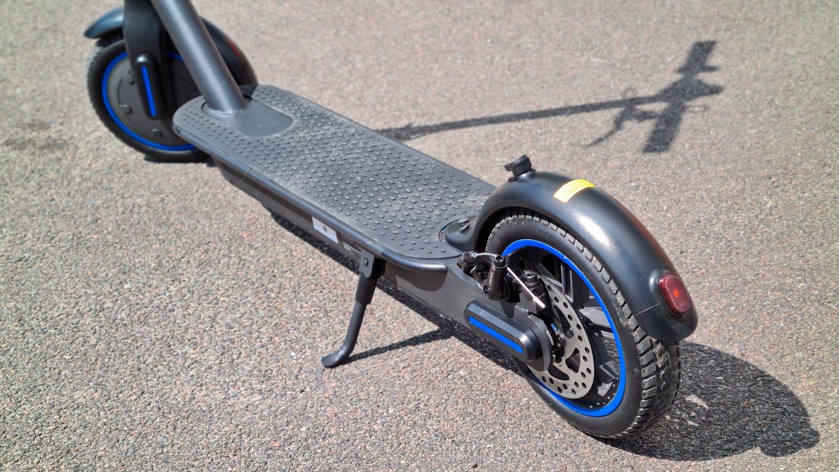 Billede fra testen af el løbehjul E-WAY E500 med fokus på det mønstrede punkterfri baghjul og skivebremsen