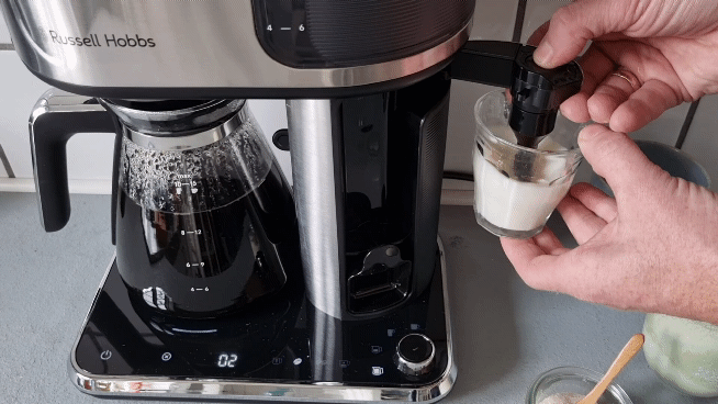 GIF fra test af kaffemaskine til filter Russell Hobbs Attentiv mælkeskummer