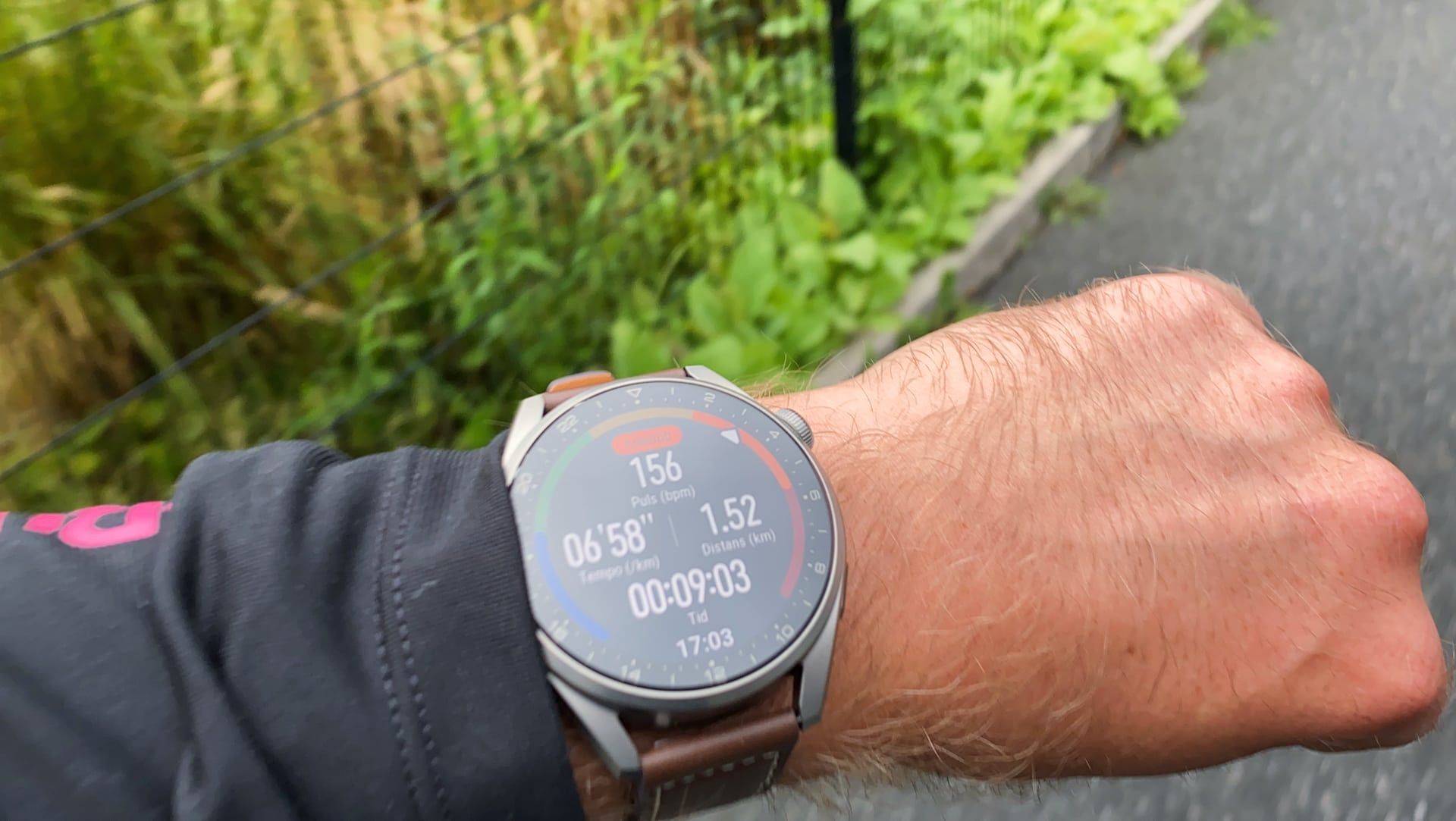 Billede fra test af pulsur Huawei Watch 3 - her vist i træningstilstand på håndleddet