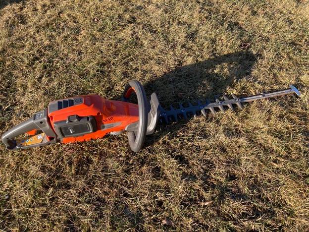 Billede fra test af hækkeklipper Husqvarna 520iHD60 - hækkeklipperen ligger på græsset