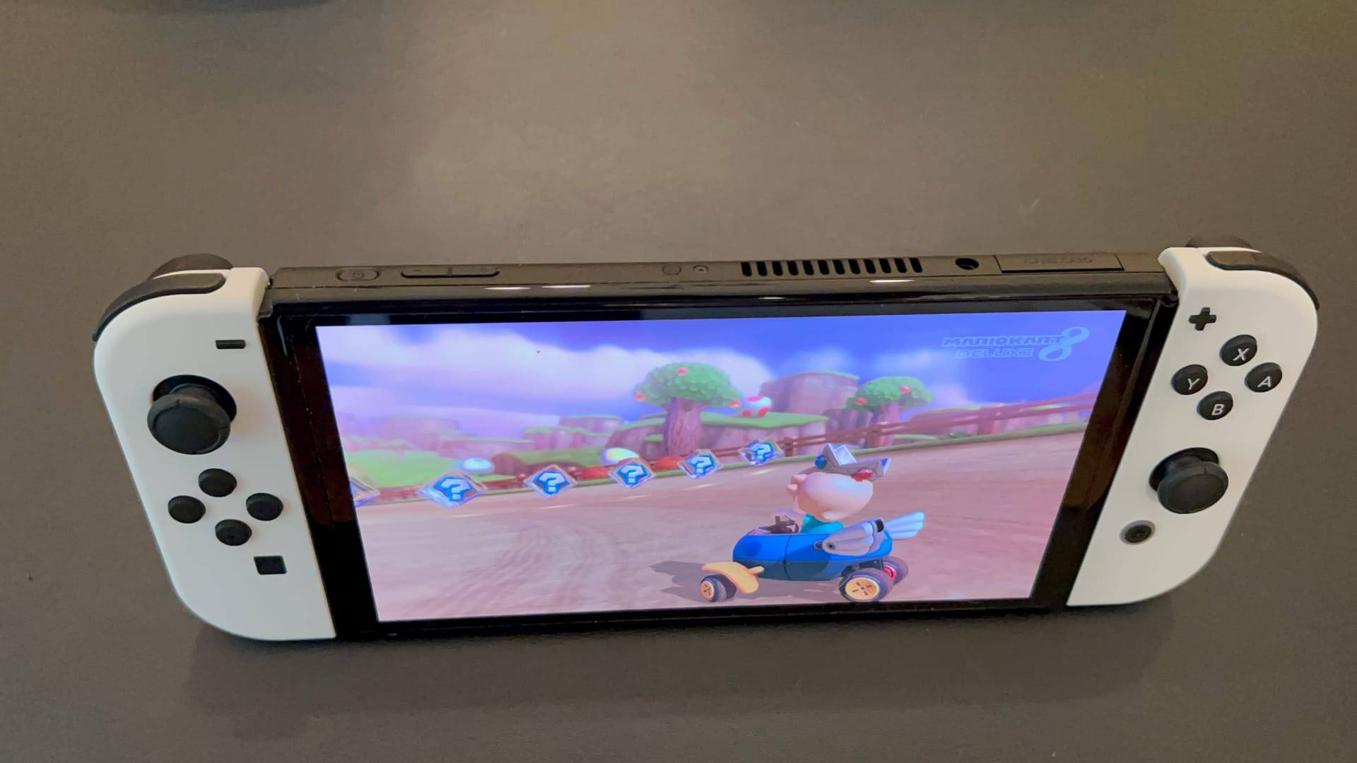 Billede fra testen af spillekonsol Nintendo Switch OLED - her set på højkant med Mario Cart på skærmen