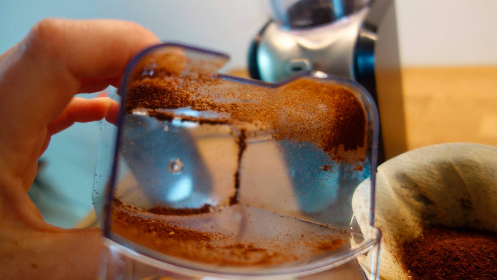 Billede af kaffe som klæber sig til beholderen med det kværnede kaffe