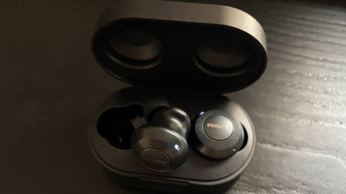 Close-up billede af Philips TAT8505 wireless in-ear høretelefoner