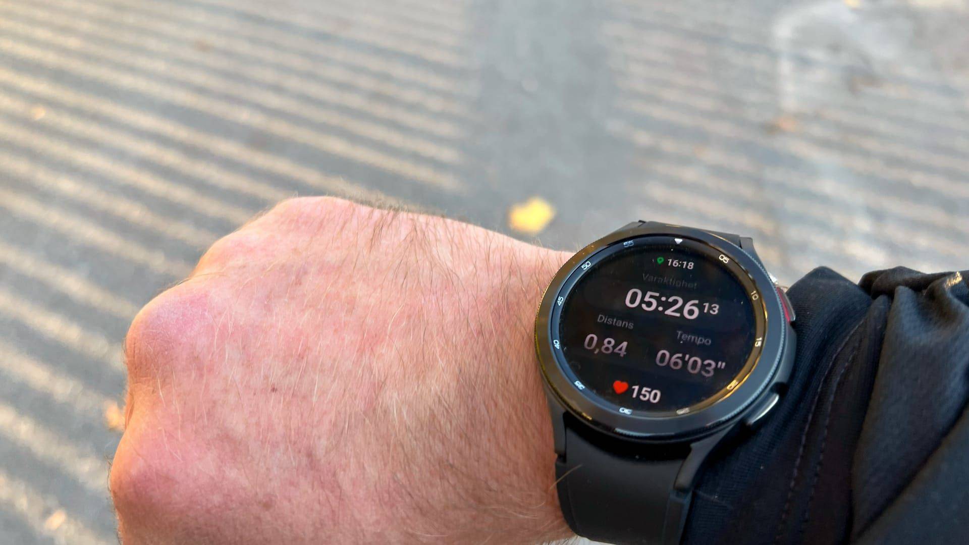 Billede fra test af pulsur Samsung Galaxy Watch 4 Classic - displayet viser data fra en løbetur