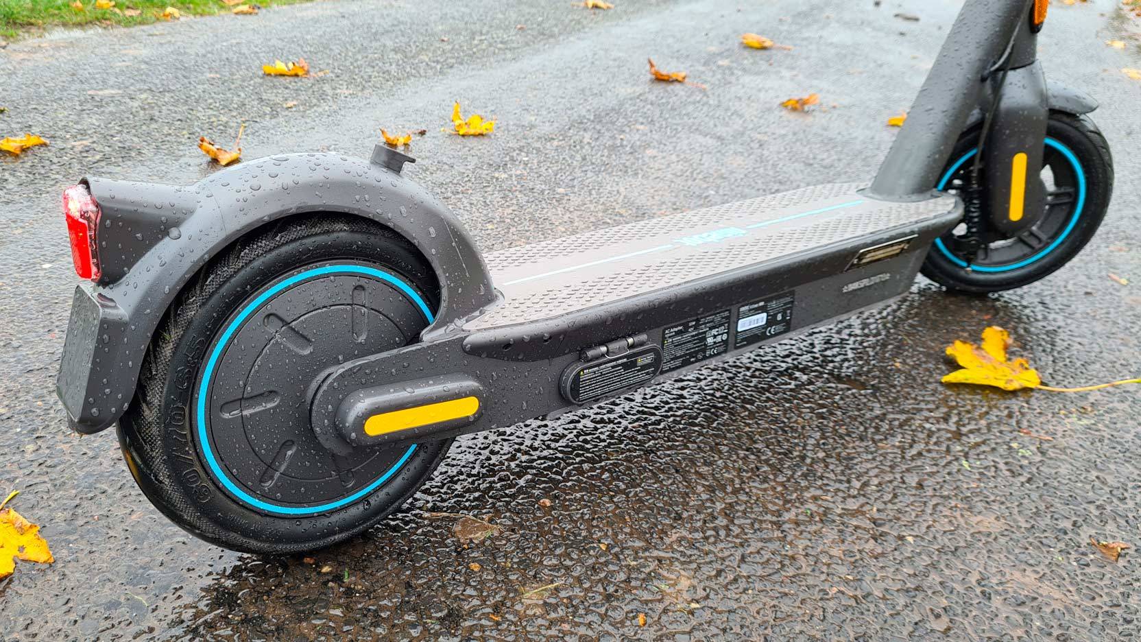 Billede af hjul, ståplads og opladerdækslet på Segway-Ninebot Max G30D