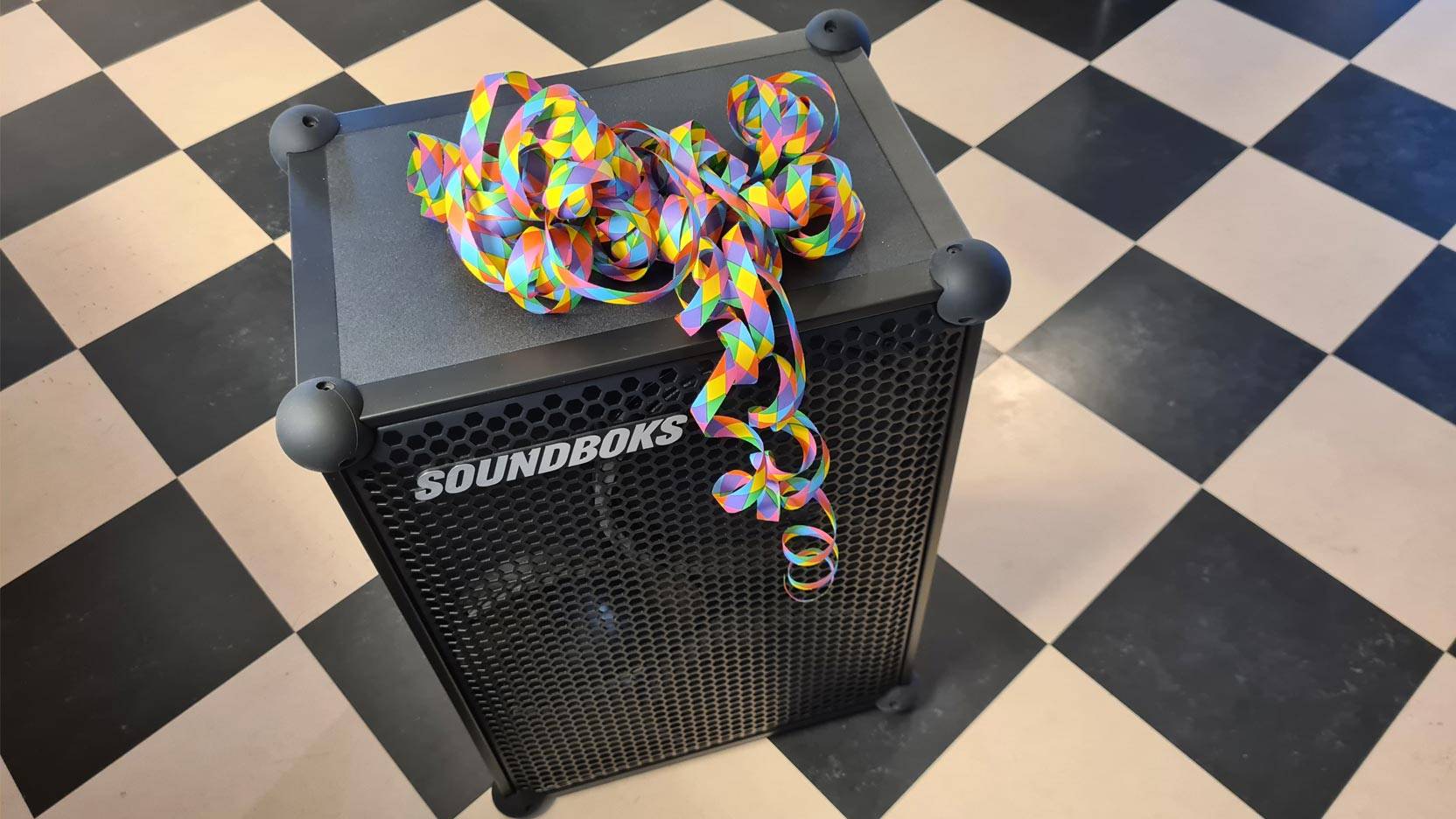 Billede fra test af Bluetooth højttaler Soundboks Gen 3 - festligt pyntet med serpentiner