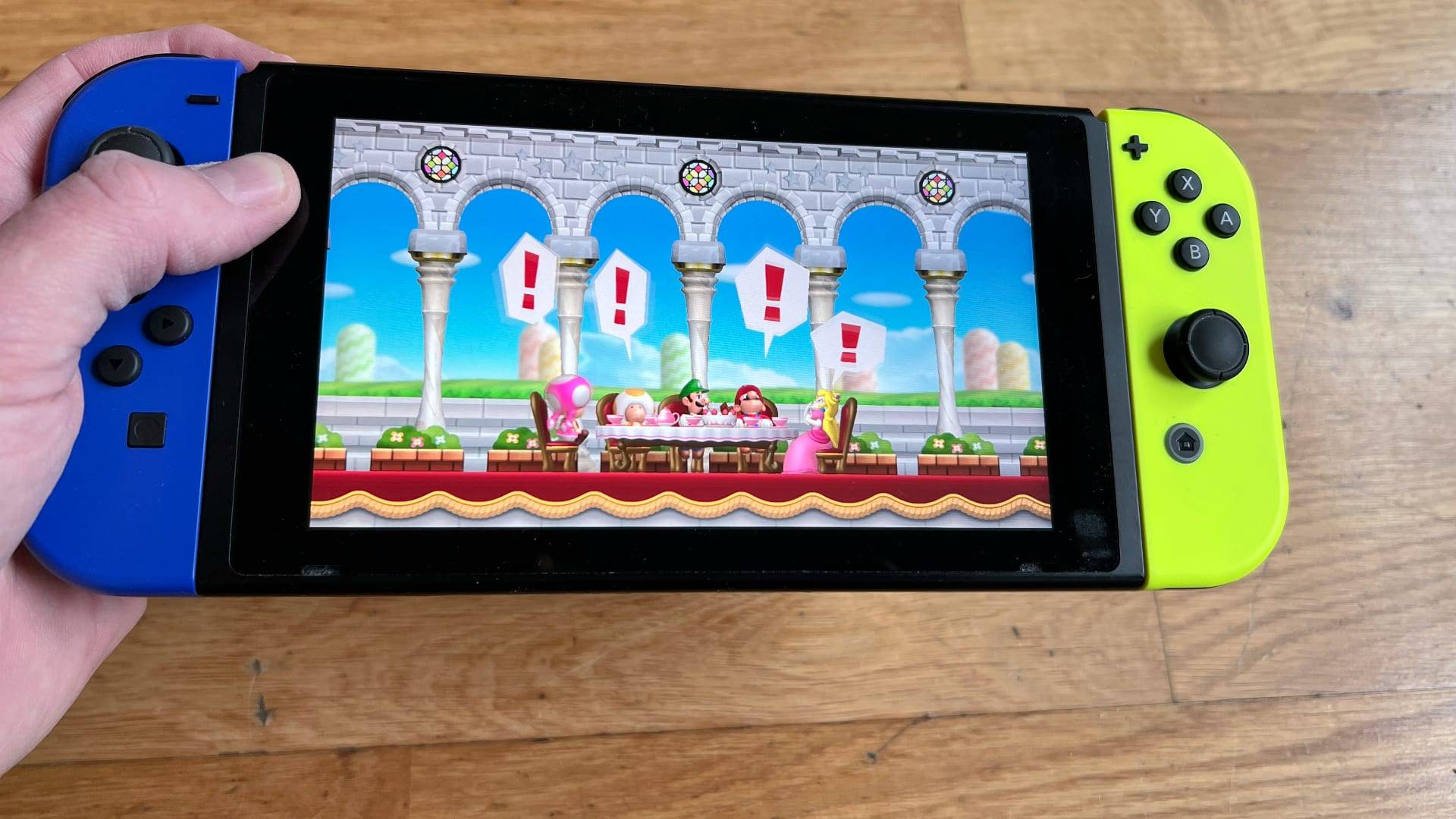 Billede fra test af spillekonsol Nintendo Switch - her med Super Mario på skærmen