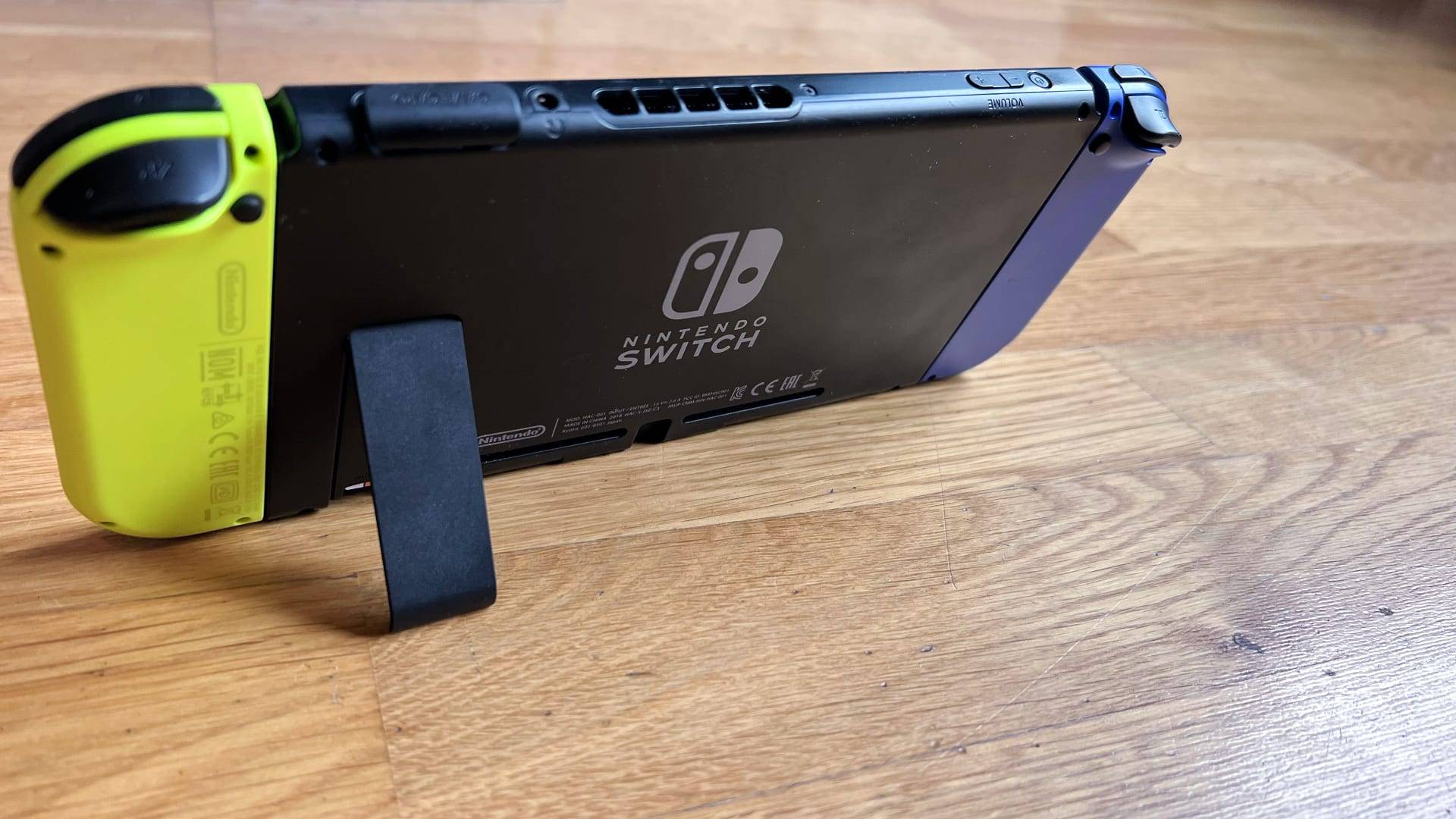 Billede fra test af spillekonsol Nintendo Switch - her med stativet foldet ud