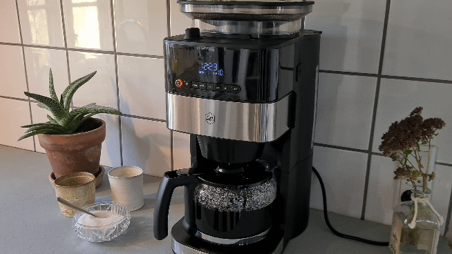 GIF fra test af kaffemaskine med kaffekværn OBH Nordica Grind Aroma OP8328S0 - bygger kaffe