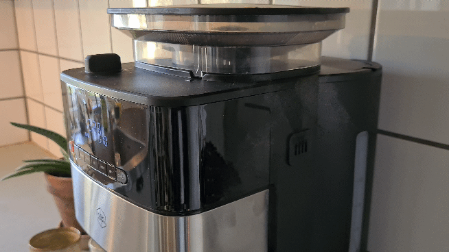 GIF fra test af kaffemaskine med kaffekværn OBH Nordica Grind Aroma OP8328S0 - damp lukkes ud fra siden