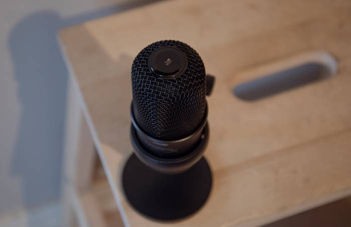 Billede af muteknappen på toppen af hyperx-solocast-microphone