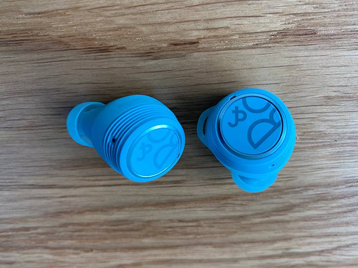 Billede af de blå B&O E8 Sport in ear høretelefoner