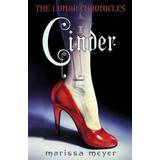 The Lunar Chronicles: Cinder (Hæftet, 2012)