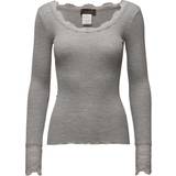 Blonder - Firkantet - Grå Tøj Rosemunde Silk T-Shirt Regular LS W/Wide Lace - Light Grey Melange