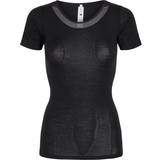 Femilet Asymmetriske Tøj Femilet Juliana T-shirt - Black