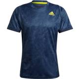 adidas Tennis Freelift Printed Primeblue T-shirt Men - Crew Navy/Acid Yellow/Crew Blue