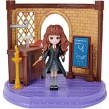 Harry Potter - Plastlegetøj Legesæt Spin Master Wizarding World Harry Potter Magical Minis Charms Classroom with Exclusive Hermione Granger Figure & Accessories