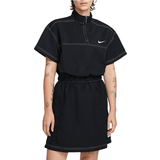 Høj krave - Kort ærme Kjoler Nike Sportswear Swoosh Woven Dress - Black/White