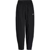 48 - Dame - Nylon Bukser & Shorts Nike Women's Essential Curve Pants - Black/White