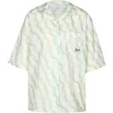 Reebok Beige Overdele Reebok Summer Waves patterned shirt in sage
