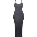 32 - 8 - Dame - Lange kjoler PrettyLittleThing Shape Jersey Strappy Maxi Dress - Charcoal Grey