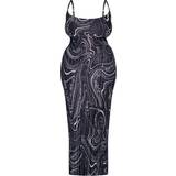 56 - XXL Kjoler PrettyLittleThing Printed Plisse Cowl Neck Maxi Dress Plus Size - Black
