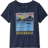 Patagonia Piger Børnetøj Patagonia Baby's Regenerative Cotton Graphic T-shirt - Summit Swell/New Navy
