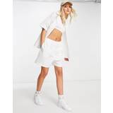 Nike Everyday Modern Hvid nederdel med gennemgående logoprint HVID