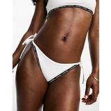 Dame - Hvid Badebukser Calvin Klein core logo tape string side tie bikini bottom in white