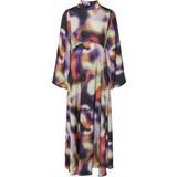 58 - Lilla Kjoler Y.A.S Yasradient LS Ankle Dress S. Kvinde Maxi Kjoler Polyester hos Magasin Prism Violet/radient Print