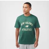 New Balance Herre - L T-shirts New Balance Athletics Varsity Graphic T-Shirt Nightwatch Green