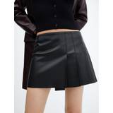 Mango Skind Tøj Mango Leather Effect Pleated Miniskirt Kvinde Korte Nederdele hos Magasin Black