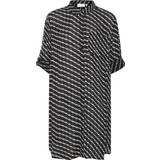 Skjortekjoler - V-udskæring Kaffe Kamarita Amber Shirt Dress Kjoler 10507707 Black/Chalk Graphic Print