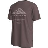 48 - Brun - S Overdele Nike Dri-FIT Tee Run Trail, T-shirt, herre Plum Eclipse