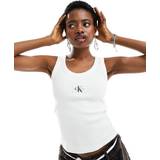 Dame - Ternede T-shirts & Toppe Calvin Klein Jeans woven label ribbed tank top in whiteXXXL