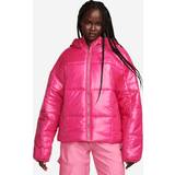 Nike Pink Overtøj Nike Klassisk Sportswear Therma-FIT Shine-dynejakke med en løs pasform til kvinder Pink EU 48-50