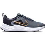 Nike Sportssko Nike Downshifter 12 GS - Cool Grey/Black/White/Metallic Gold